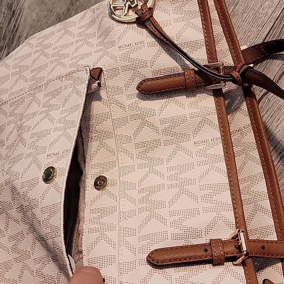 Used micheal kors purse - Picture 11 of 15